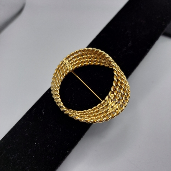 Vintage Monet Goldtone Brooch. GC&Beautiful. - Picture 7 of 7